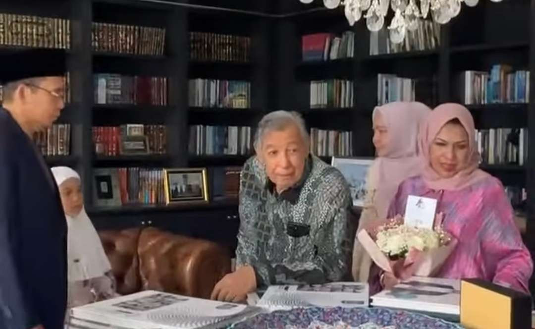 Prof M Quraish Shihab, mufasir Al-Quran, Al-Musbah, bersama istrinya, di perpustakaan Tuan Guru Bajang di Lombok, NTB. (Foto:fok/ngopibareng.id)