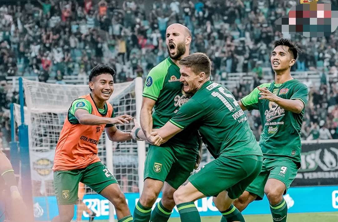 Selebrasi skuad Persebaya Surabaya berhasil mengalahkan tim tamu, Persija Jakarta di stadion Gelora Bung Tomo (GBT) Surabaya, Jumat 22 November 2024. (Foto: Instagram @officialpersebaya)