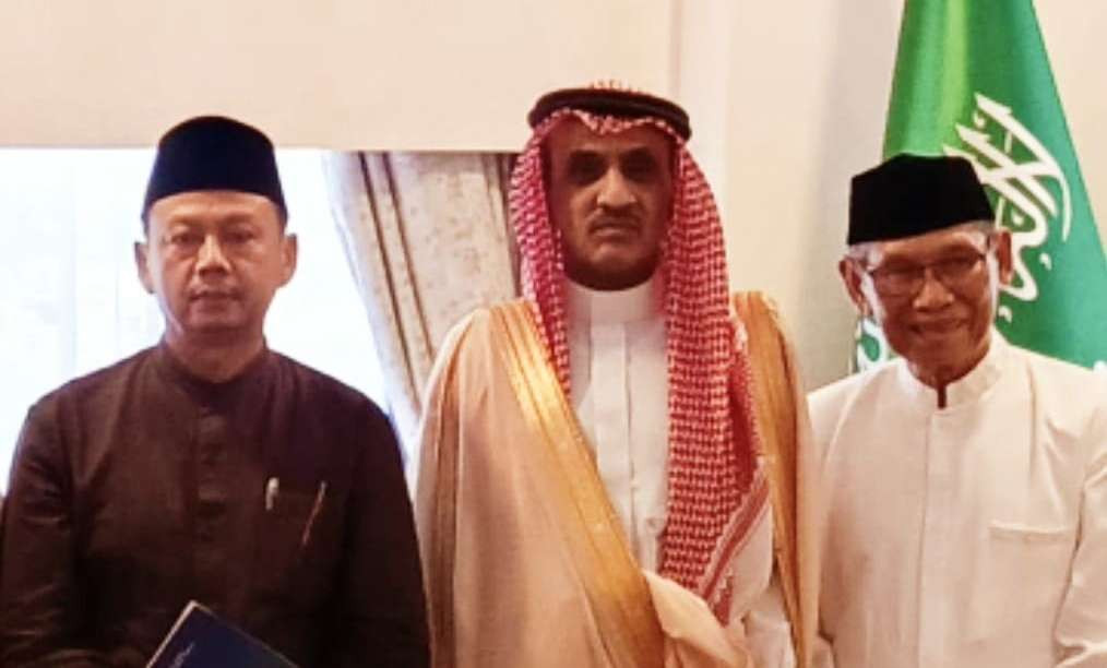 Ust. Muhammad Arifin, Ketua Lembaga Dakwah Komunitas (LDK) PP Muhammadiyah, bersama Dubes, Arab Saudi untuk Indonesia sebelum berangkat ibadah umrah ke Tanah Suci. (Foto: dok/ngopibareng.id)