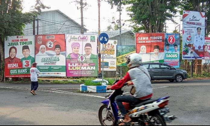 APK paslon Pilkada Bondowoso dan Jatim 2024 berjajar di pinggir jalan raya, dibersihkan KPU Bondowoso mulai Minggu 24 November 2024 pukul 00.00 WIB. (Foto: Guido Saphan/Ngopibareng.id)