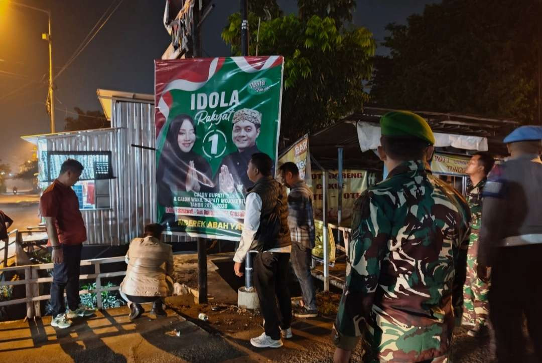 Petugas gabungan preteli APK paslon Pilkada 2024.(Foto: Deni Lukmantara/Ngopibareng)