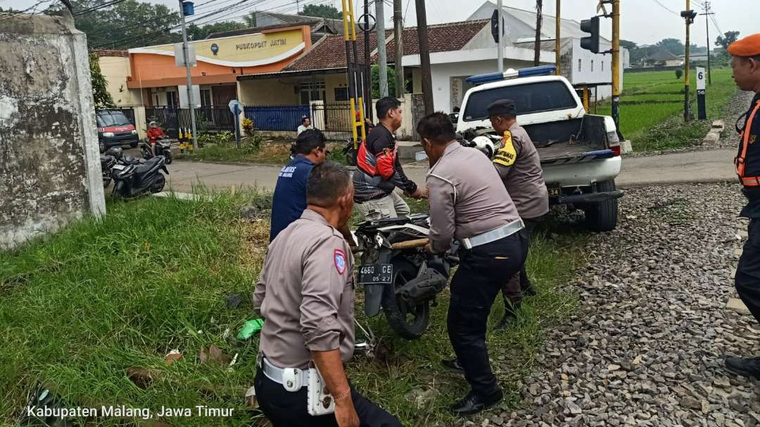 Proses evakuasi korban tersambar kereta api di Pakisaji (Foto: Polsek Pakisaji)