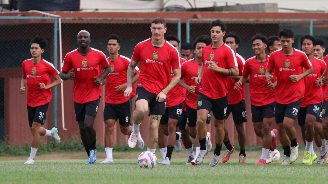 Pemain Persebaya saat menjalani latihan di Lapangan Thor, Surabaya. (Foto: Fariz Yarbo/Ngopibareng.id)