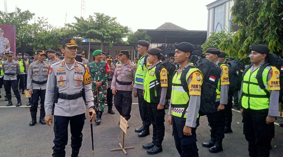 Kapolres Tuban bersama Dandim 0811 Tuban mengecek kesiapan personel pengamanan TPS Pilkada Serentak 2024. (Foto: Khoirul Huda/Ngopibareng.id)