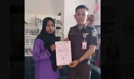 Supriyani, guru honorer yang mengajar di SDN Baito 4, Konawe Selatan, Sulawesi Tenggara akhirnya dibebaskan dari tahanan. (Foto: Twitter)