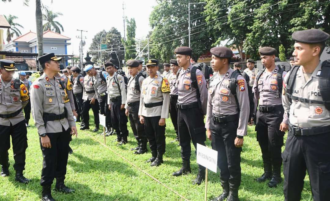 Sebanyak 540 personel Polres Bondowoso bersama 209 anggota Kodim 0822 dikerahkan dalam pengamanan 1.202 TPS Pilkada Serentak 2024 di Bondowoso. (Foto: Guido Saphan/Ngopibareng id)