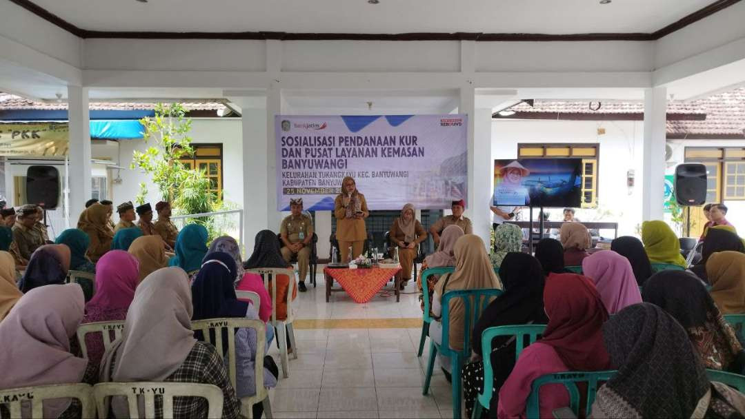 Bupati Banyuwangi menyampaikan informasi program layanan kemasan kepada masyarakat (foto : Muh Hujaini/Ngopibareng.id)