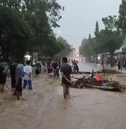 Banjir menggenangi sejumlah permukiman penduduk di Kabupaten Ponorogo, pada Minggu 24 dan Senin 25 November 2024. (Foto: tangkalan layar X)