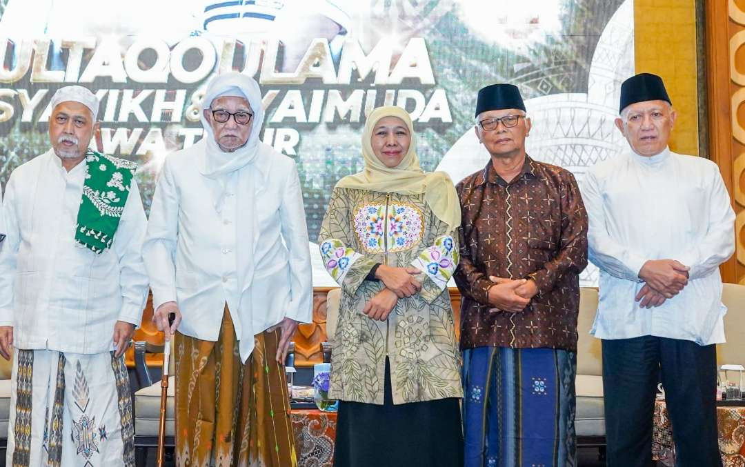 Para ulama pesantren: KH Fuad Noerhasan (Sidogiri), KH M Anwar Manshur (Lirboyo), KH Anwar Iskandar (Al Amin Ngasinan Kediri) dan KH Kikin A Hakim Mahfudz (Tebuireng  Jombang) bersama Hj Khofifah Indar Parawansa (Ketua Umum PP Muslimat NU). (Foto: fok/ngopibareng.id)