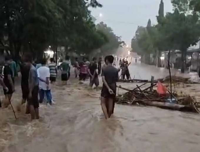 Hujan deras kembali membuat banjir menggenangi jalur utama Ponorogo Trenggalek tepatnya ruas selatan lampu merah IAIN Ponorogo  pada Minggu sore 24 November 2024. (Foto: dok.fpmki)