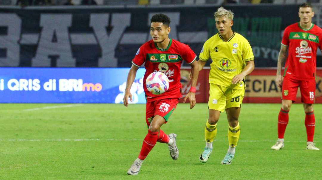 Pemain Persebaya, Mikael Alfredo Tata (kiri) mendapat penggilan mengikuti pemusatan latihan Timnas jelang Piala AFF 2024 di Bali, 26 November sampai 5 Desember 2024. (Foto: Fariz Yarbo/Ngopibareng.id)