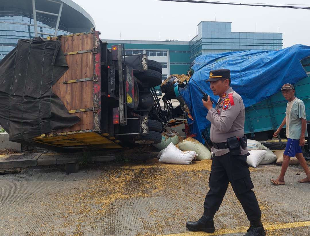 Dua truk "adu moncong" dan sempat terbakar di Jalan Prof. HAMKA, Kota Probolinggo. (Ikhsan Mahmudi/Ngopibareng id)