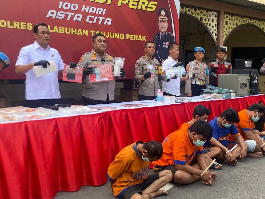 Polres Pelabuhan Tanjung Perak Surabaya berhasil mengungkap kasus peredaran narkoba di Jalan Kunti, Sidotopo, dan berhasil menemukan bunker berisi sabu seberat 1 kilogram. (Foto: Julianus Palermo/Ngopibareng.id).