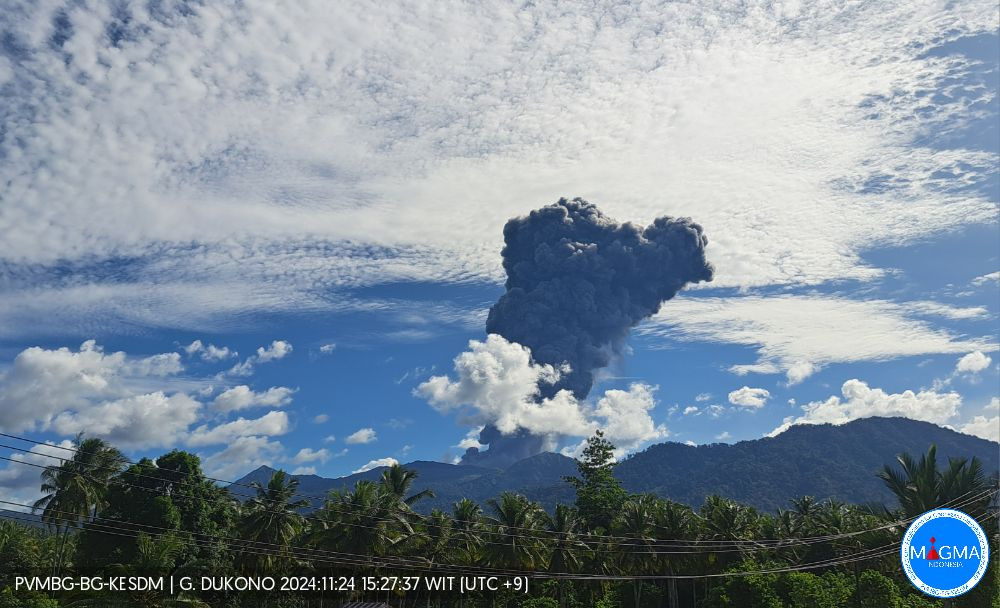 Gunung Dukono di Halmahera Utara, Maluku Utara meletus pagi ini, Senin 25 November 2024, pukul 06.37 WIT.  (Foto: MAGMA/PVMBG)