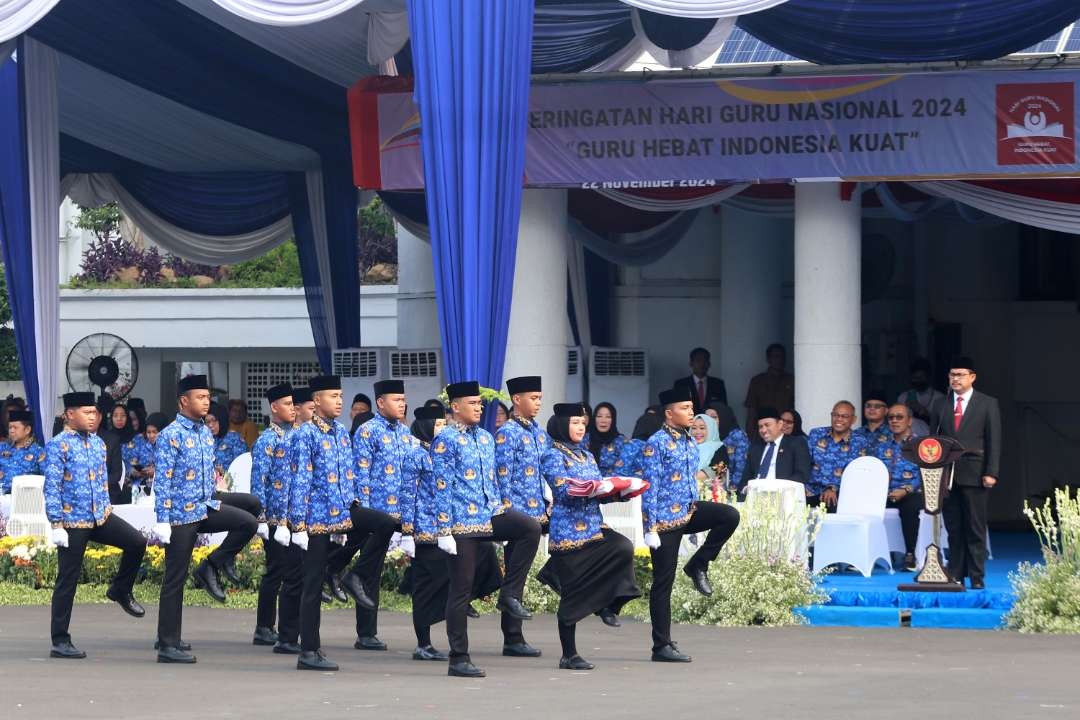 Suasana upacara peringatan Hari Guru Nasional (HGN), sekaligus Hari Ulang Tahun (HUT) Korps Pegawai Republik Indonesia (KORPRI) ke-53. (Foto: Humas Pemkot Surabaya)