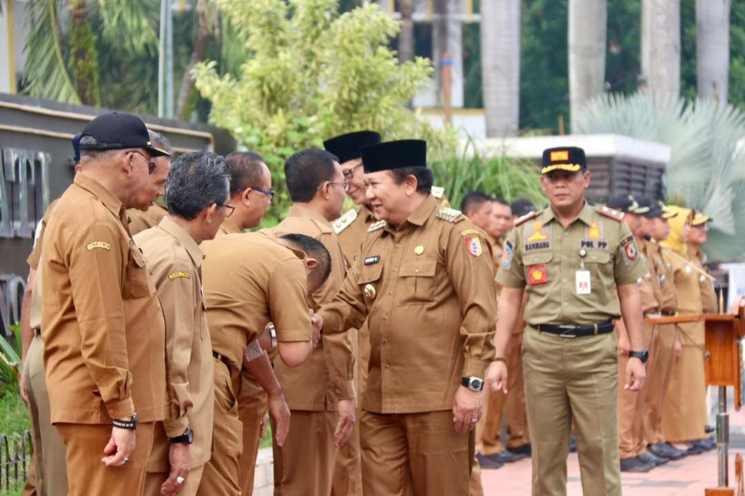 Bupati Jember Hendy Siswanti dan wakilnya Gus Firjaun menyapa ASN Pemkab Jember usai apel (Foto: Dokumentasi Diskominfo Jember)