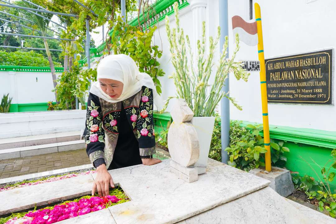 Calon Gubernur Jatim Khofifah Indar Parawansa mengisi hari tenang dengan ziarah ke makam pendiri NU KH. Wahab Chasbullah di kawasan Pondok Pesantren Bahrul Ulum Tambak Beras Jombang, Senin 25 November 2024.  (Foto: Istimewa)