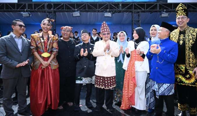 Mendikdasmen Abdul Mu'ti memperingati Hari Guru Nasional di halaman Kantor Kemdikdasmen Senayan, Jakarta. (Foto: Asmanu Sudarso/Ngopibareng.id)