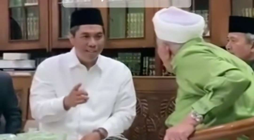 KH Syukron Makmun, ulama sepuh dari pesantren, bersama KH Zulfa Mustofa, Wakil Ketua Umum PBNU di Jakarta. (Foto: fok/ngopibareng.id)