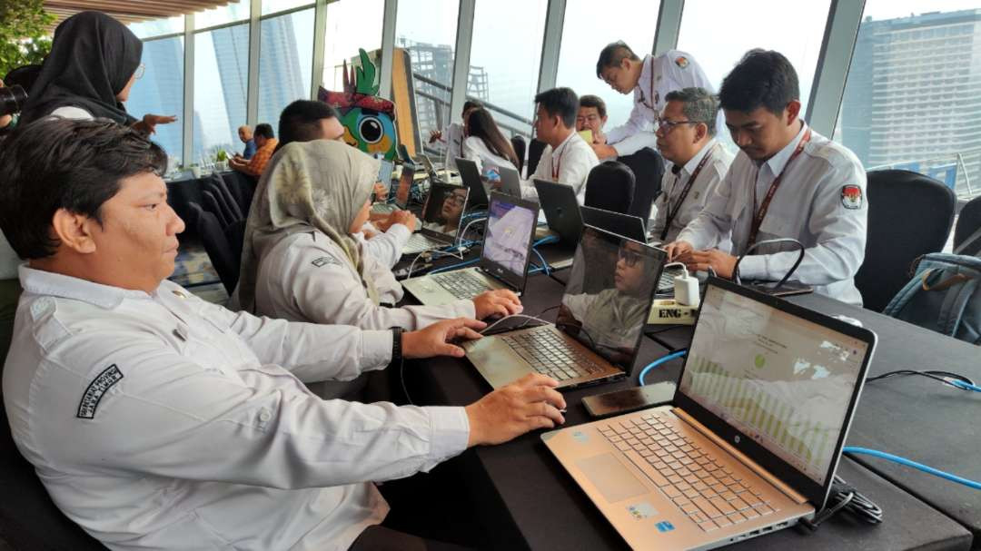 Petugas KPU Jatim saat memantau data di data center KPU Jatim. (Foto: Fariz Yarbo/Ngopibareng.id)