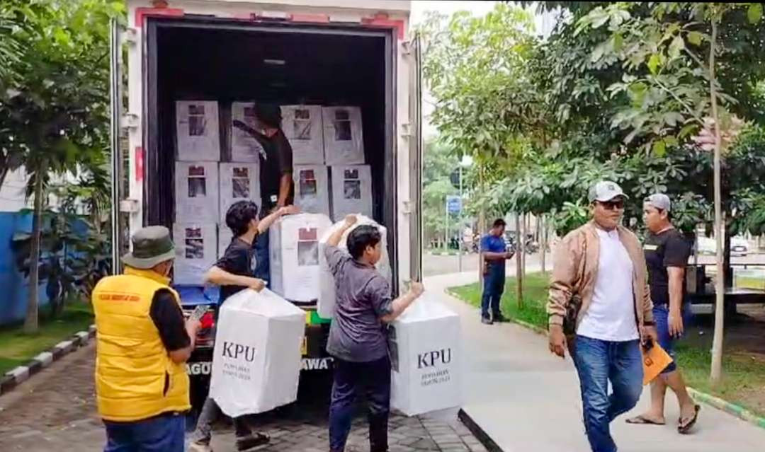 Distribusi Logistik Pilkada Serentak 2024 oleh KPU Sidoarjo. (Foto: Aini/Ngopibareng.id)