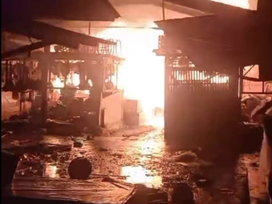 Api melalap los Pasar Gandrungmangu, Kabupaten Cilacap, Jawa Tengah, Minggu 24 November 2024. (Foto: Tangkapan layar video)