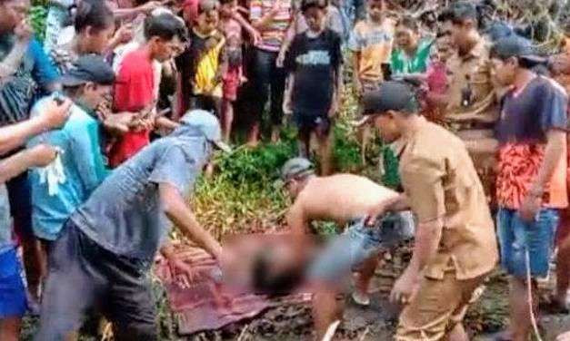 Warga Desa Sumberkokap, Kecamatan Taman Krocok, Bondowoso, membantu polisi mengevakuasi mayat bayi laki-laki dari Sungai Sampean Baru Bondowoso. (Foto: Polsek Taman Krocok)