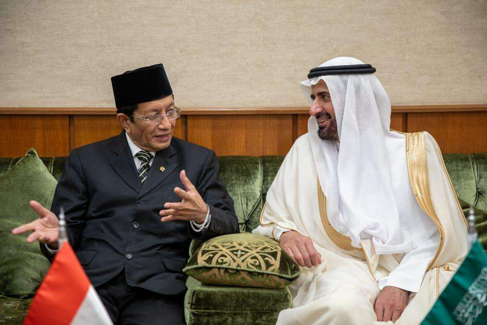 Menteri Agama RI Nasaruddin Umar bertemu dengan Menteri Haji dan Umrah Arab Saudi Tawfiq F Al Rabiah. Pertemuan berlangsung di Masjidil Haram, Makkah. (Foto: Dok Kemenag)