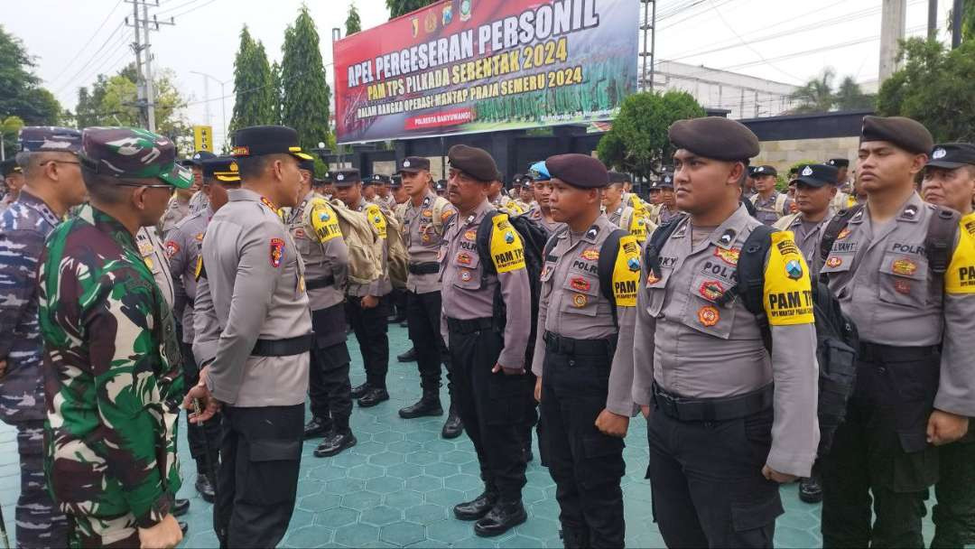 Kapolresta Banyuwangi Kombespol Rama Samtama Putra bersama Dandim 0825 Letkol Arh Joko Sukoyo dan Komandan Lanal Banyuwangi Letkol Laut (P) Haifdz mengecek pasukan pengaman TPS. (Foto: Muh. Hujaini/Ngopibareng.id)