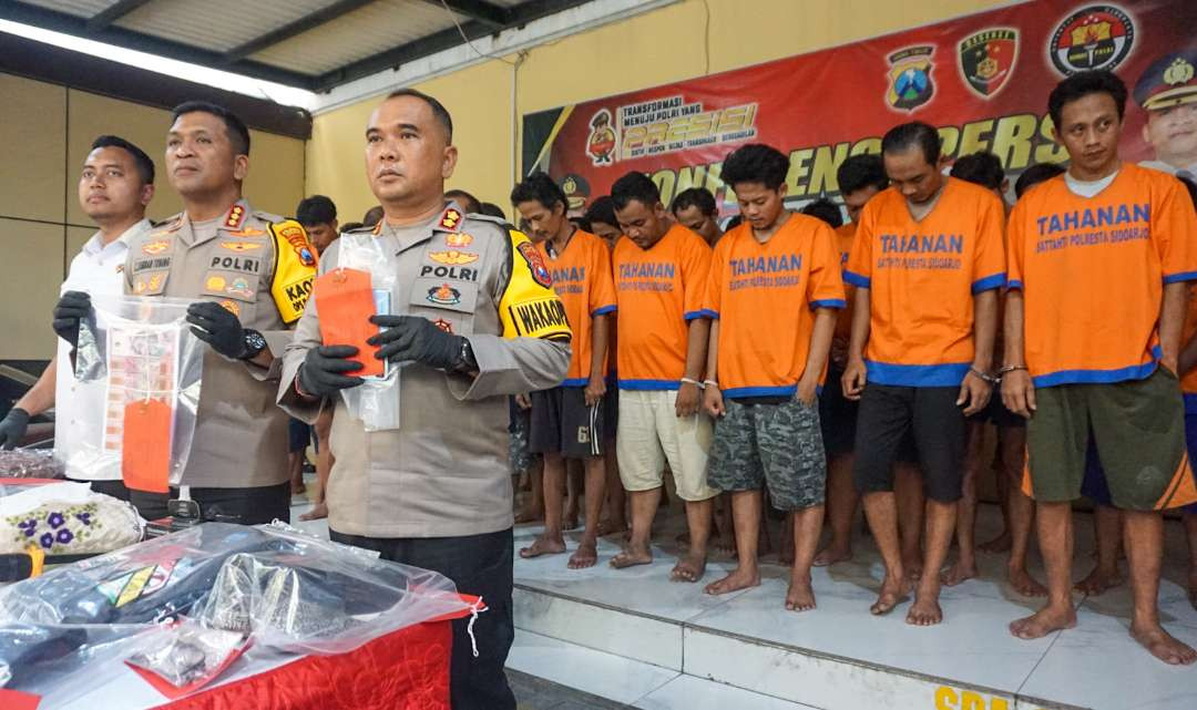 Ungkap kasus judi online di Sidoarjo. (Foto: Aini/Ngopibareng.id)