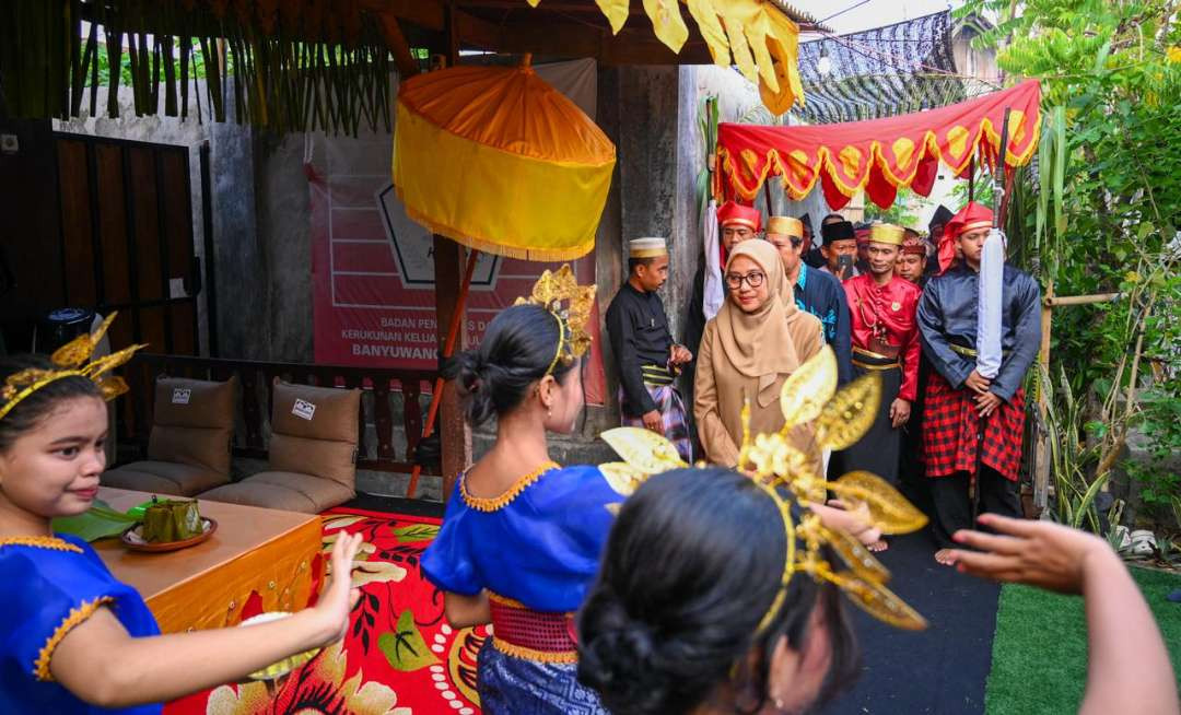 Bupati Banyuwangi Ipuk Fiestiandani disambut tarian saat tiba di Balai Adat Suku Bugis Mandar Banyuwangi (foto : istimewa)