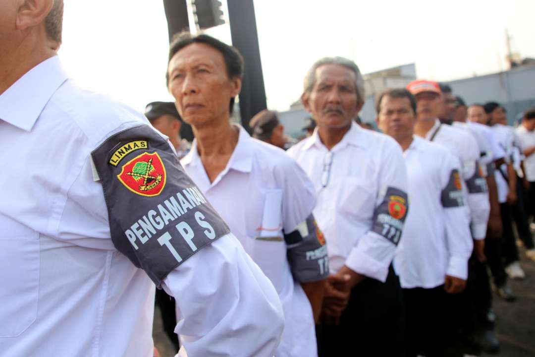 Ribuan Satuan Perlindungan Masyarakat (Satlinmas) akan diterjunkan Pemkot Surabaya untuk menjaga ketertiban di 3.964 TPS di seluruh Kota Pahlawan. (Foto: Humas Pemkot Surabaya)