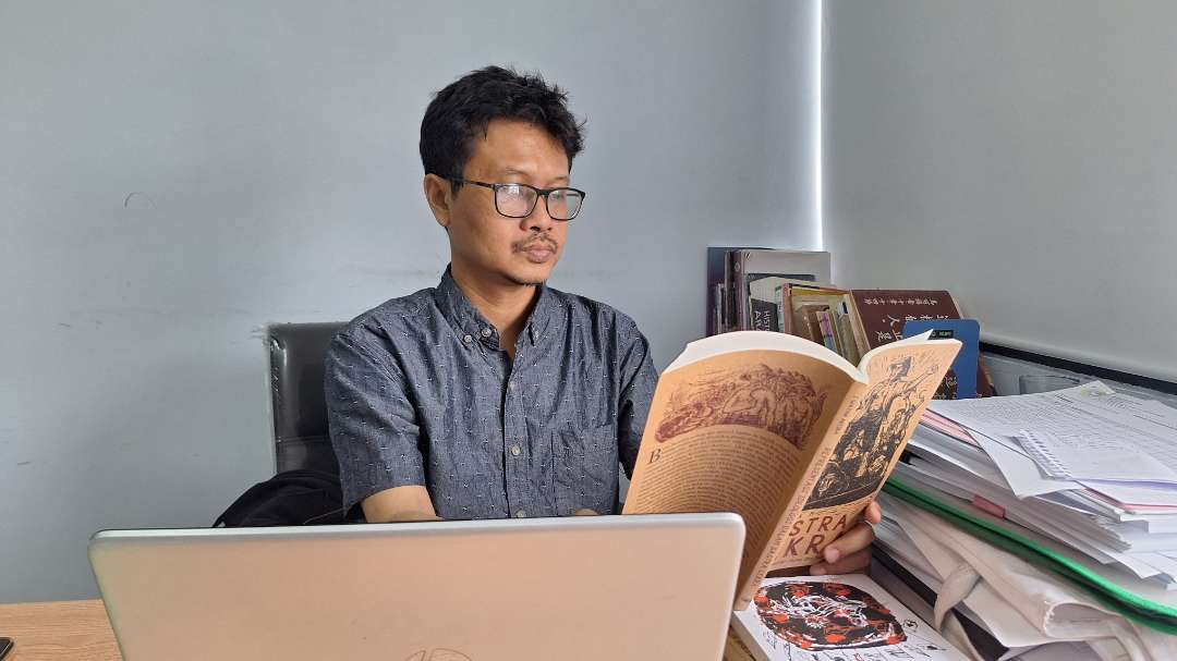 Sejarawan sekaligus tenaga pengajar di Departemen Ilmu Sejarah, Fakultas Ilmu Budaya, Universitas Airlangga (UNAIR) Surabaya, Pradipto Niwandhono. (Foto: Julianus Palermo/Ngopibareng.id)