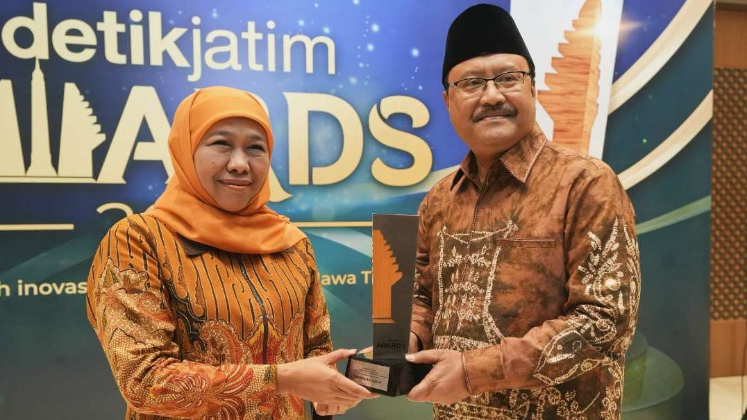 Saifullah Yusuf dan Khofifah Indar Parawansa. Dua eks Menteri Sosial RI di DetikJatim Award. Tiga kali rival di Pilkada Jawa Timur. (Foto: Istimewa)