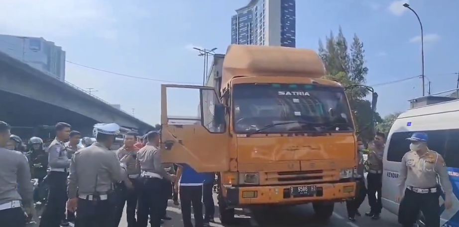 Kecelakaan beruntun melibatkan 8 kendaraan terjadi dekat Traffic Light di Slipi, Jakarta Barat, pada Selasa 26 November 2024. (Foto: tangkapan layar di X)