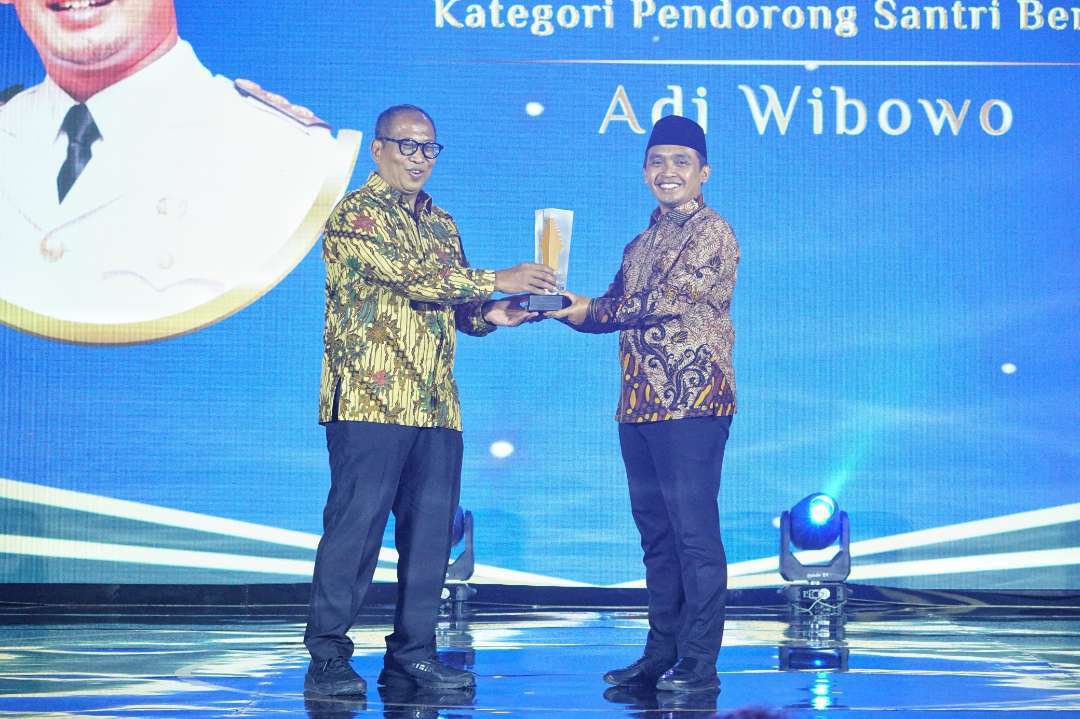 Plt. Wali Kota Pasuruan Adi Wibowo (Mas Adi) saat menerima penghargaan DetikJatim Awards 2024 sebagai figur akselator kemajuan Kota Pasuruan. (Foto: Istimewa)