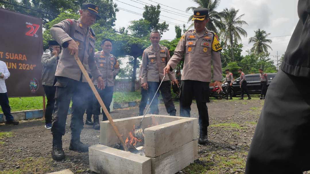 Polres Malang juga ikut pemusnahan surat suara rusak (Foto: Agung/Ngopibareng.id)