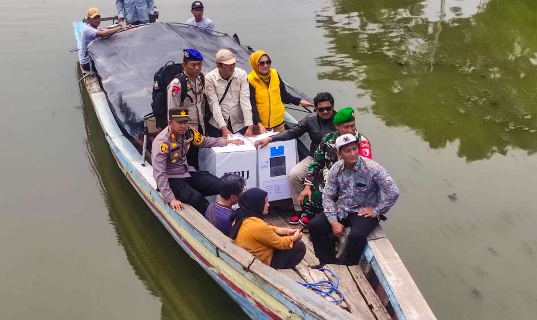 Distribusi logistik Pilkada ke wilayah terpencil Sidoarjo. (Foto: Aini Arifin/Ngopibareng.id)