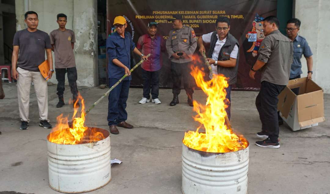 Pemusnahan ribuan surat suara rusak oleh KPU Sidoarjo (Foto: Aini/Ngopibareng.id)