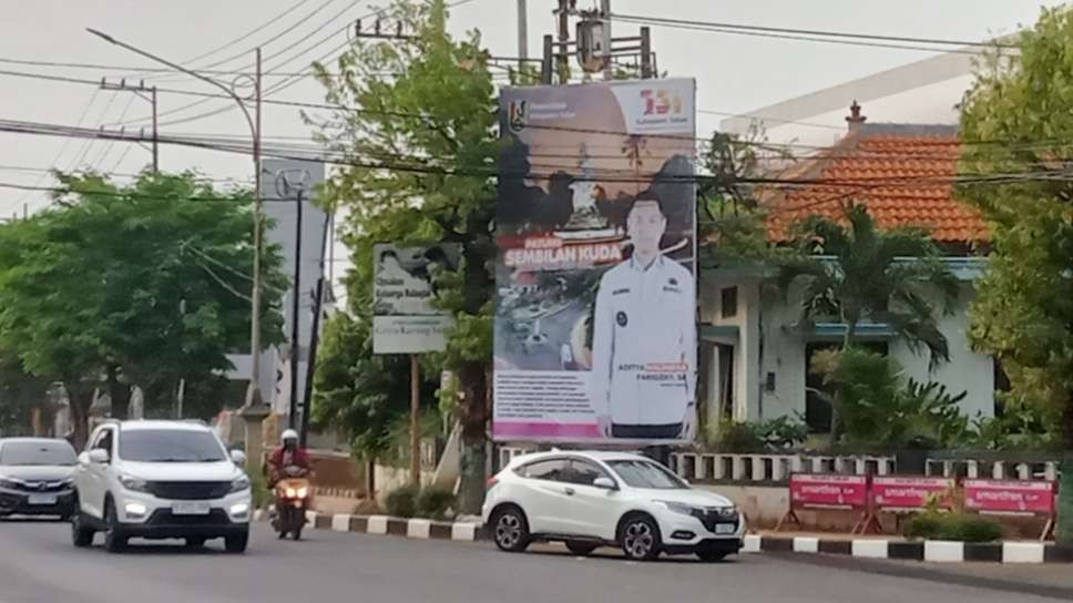 Baliho Bupati Tuban tanpa wakilnya terpampang di salah satu perempatan di Kota Tuban (Foto: Khoirul Huda/Ngopibareng.id)