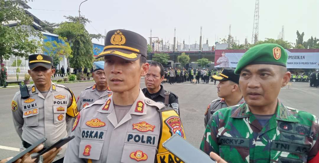 Kapolres Tuban, AKBP Oskar Syamsuddin saat memberikan keterangan kepada awak media (dok. Khoirul Huda/Ngopibareng.id)