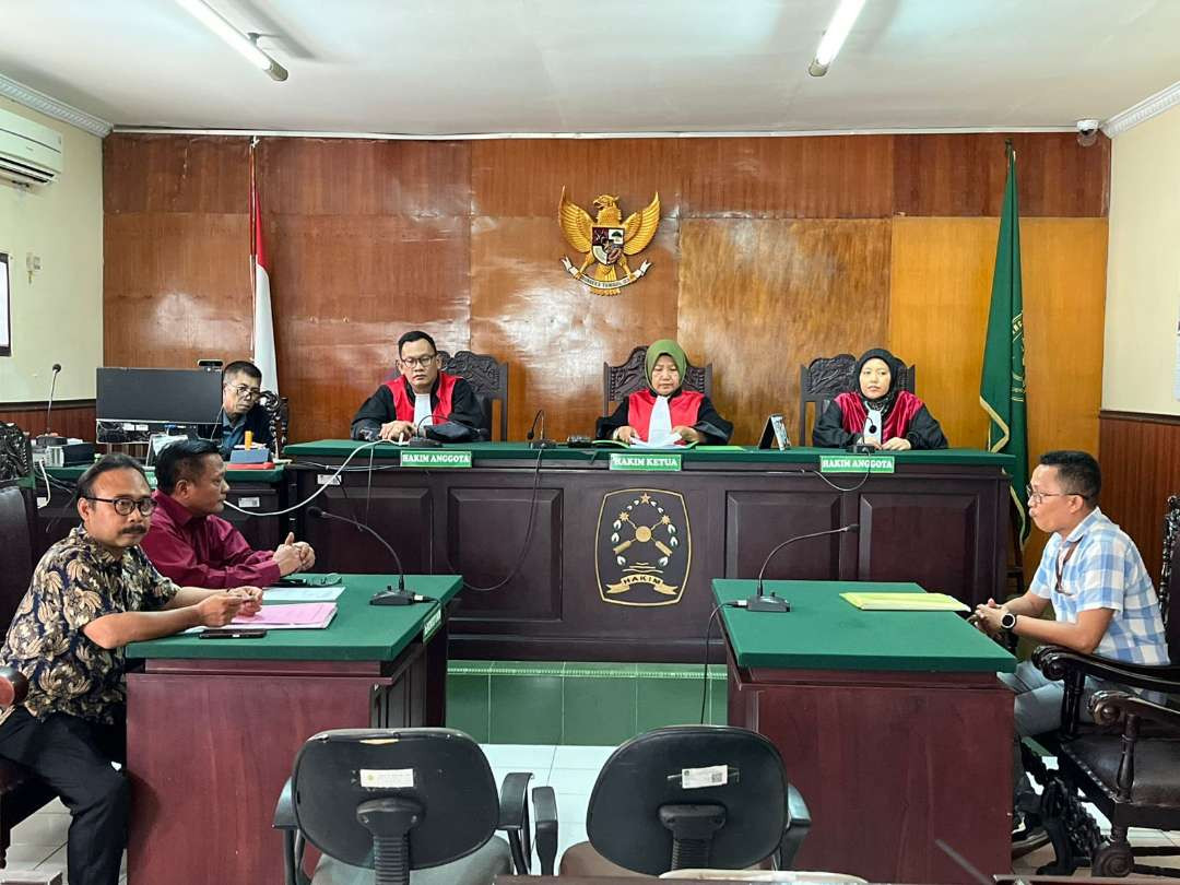 Dalam sidang dengan agenda pembacaan materi gugatan itu dihadiri oleh penggugat Masrowin bersama tim penasihat hukumnya serta pengacara tergugat. (Foto: Istimewa)