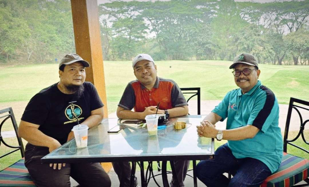 Ketua PW ISNU Jawa Timur Prof Mas'ud Saidsantai bersama M Dawud (sekretaris) dan Zainul Arifin Jufri (bendahara) berpikir demi masa depan organisasi. (Foto: isnu for ngopibareng.id)