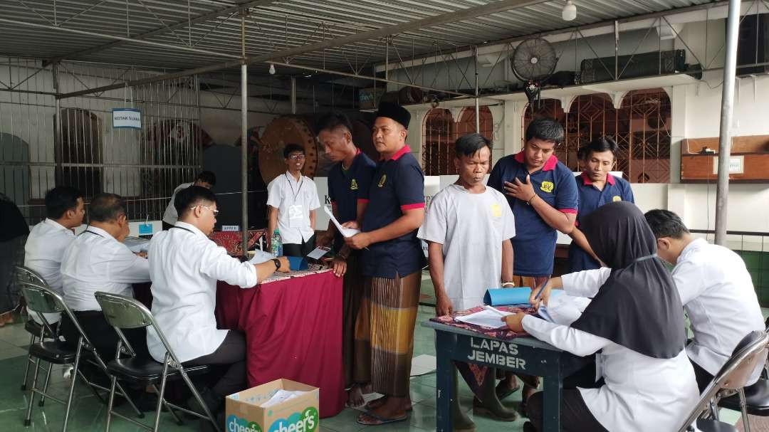 Aktivitas pemungutan suara di TPS Khusus Lapas Klas IIA Jember (Foto: Rusdi/Ngopibareng.id)