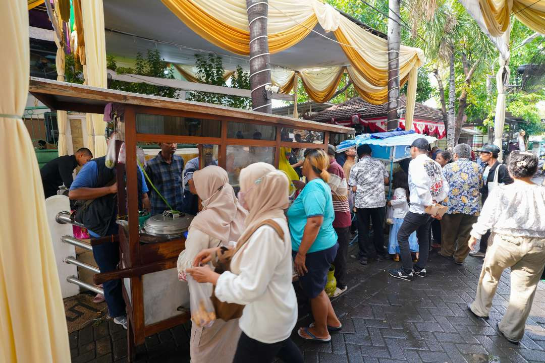 Kemeriahan makan gratis di rumah Khofifah Indar Parawansa yang dipadati warga. (Foto: Istimewa)