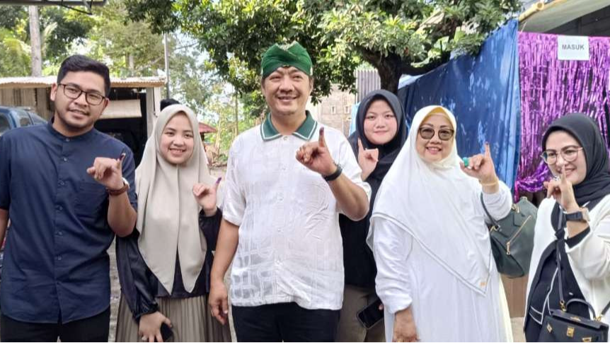 Cabup Deny nyoblos bareng keluarga di kampung halaman. Dia mengajak masyarakat gunakan hak pilih untuk wujudkan Kediri hebat. (Fendi Plesmana/Ngopibareng.id)