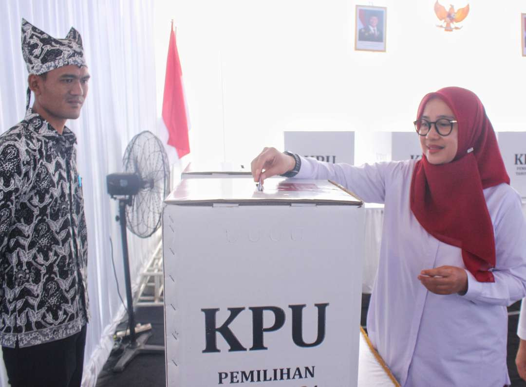 Calon Bupati Banyuwangi Ipuk Fiestiandani memasukkan surat suara ke kotak suara (Foto: istimewa)