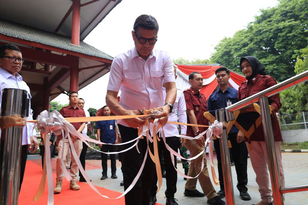 Plt. Dirjen Pemasyarakatan, Y Ambeg Paramarta hadir langsung untuk meresmikan dua sarana prasarana vital dan memimpin program ketahanan pangan yang menjadi prioritas dari Menteri Imigrasi dan Pemasyarakatan, Jenderal Pol (HOR) Agus Andrianto itu. (Foto: Humas Kemenkumham Jatim)