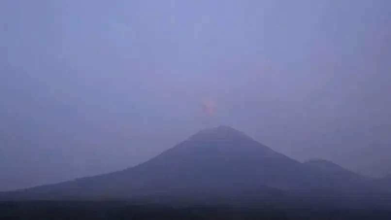 Gunung Semeru yang memiliki ketinggian 3.676 meter di atas permukaan laut (mdpl) erupsi sebanyak tiga kali dengan tinggi letusan. (Foto: PVMBG)