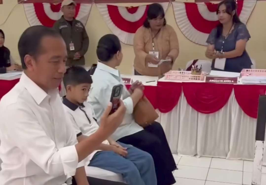 Jokowi ngevlog saat antre nyoblos bersama istri, Iriana, dan ditemani cucunya, Jan Ethes. (Foto: Instagram)